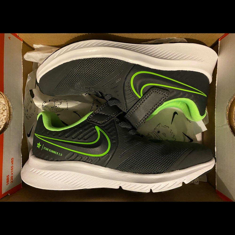 NEW IN BOX Nike Shoes 11c Black and Green